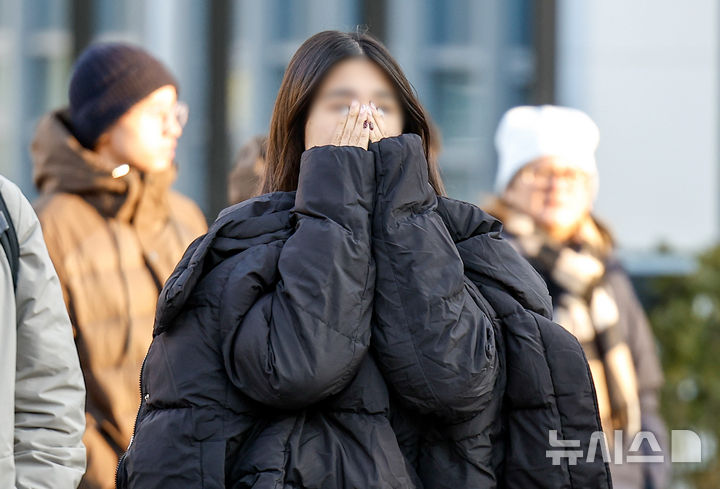 [서울=뉴시스] 정병혁 기자 = 영하권 추위를 보인 25일 서울 중구 명동성당에서 두꺼운 옷차림을 한 여행객들이 이동하고 있다. 2025.12.25. jhope@newsis.com