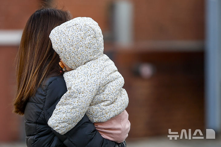 [서울=뉴시스] 정병혁 기자 = 영하권 추위를 보인 25일 서울 중구 명동성당에서 두꺼운 옷차림을 한 여행객들이 이동하고 있다. 2025.12.25. jhope@newsis.com