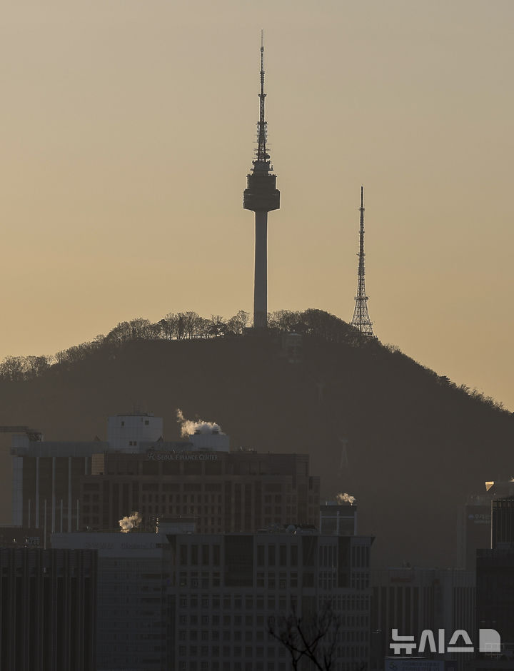 [서울=뉴시스] 정병혁 기자 = 영하권 추위를 보인 25일 서울시내 건물에서 수증기가 피어오르고 있다. 2025.12.25. jhope@newsis.com