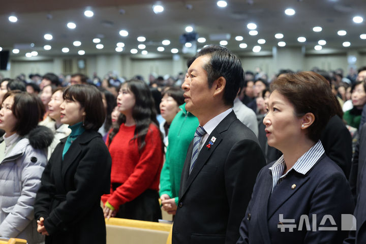 [용인=뉴시스] 권창회 기자 = 정청래 더불어민주당 대표가 25일 오전 경기 용인시 세에덴교회에서 열린 성탄예배에 참석해 있다. 2025.12.25. kch0523@newsis.com