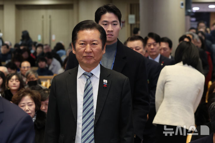 [용인=뉴시스] 권창회 기자 = 정청래 더불어민주당 대표가 25일 오전 경기 용인시 세에덴교회에서 열린 성탄예배에 참석하고 있다. 2025.12.25. kch0523@newsis.com