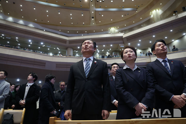 [용인=뉴시스] 권창회 기자 = 정청래 더불어민주당 대표가 25일 오전 경기 용인시 세에덴교회에서 열린 성탄예배에 참석해 있다. 2025.12.25. kch0523@newsis.com