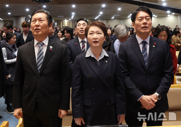 [용인=뉴시스] 권창회 기자 = 정청래 더불어민주당 대표가 25일 오전 경기 용인시 세에덴교회에서 열린 성탄예배에 참석해 있다. (공동취재) 2025.12.25. photo@newsis.com