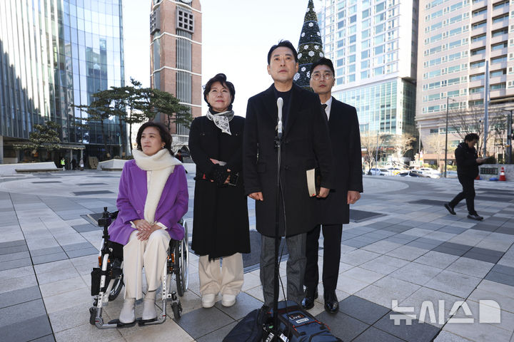 [서울=뉴시스] 김근수 기자 = 장동혁 국민의힘 당대표가 25일 서울 서초구 사랑의교회에서 진행된 성탄 예배를 마치고 취재진 질문에 답하고 있다. 2025.12.25. ks@newsis.com