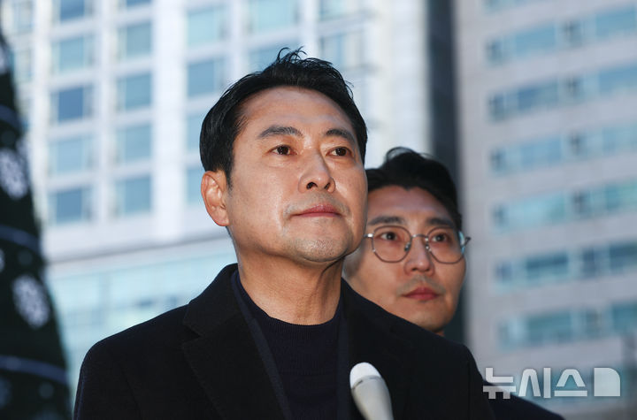 [서울=뉴시스] 김근수 기자 = 장동혁 국민의힘 당대표가 25일 서울 서초구 사랑의교회에서 진행된 성탄 예배를 마치고 취재진 질문에 답하고 있다. 2025.12.25. ks@newsis.com