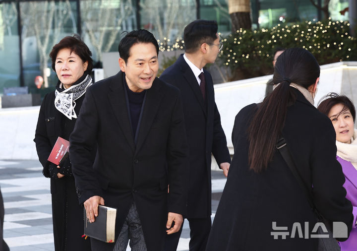 [서울=뉴시스] 김근수 기자 = 장동혁 국민의힘 당대표가 25일 서울 서초구 사랑의교회에서 진행된 성탄 예배를 마치고 이동하고 있다. 2025.12.25. ks@newsis.com