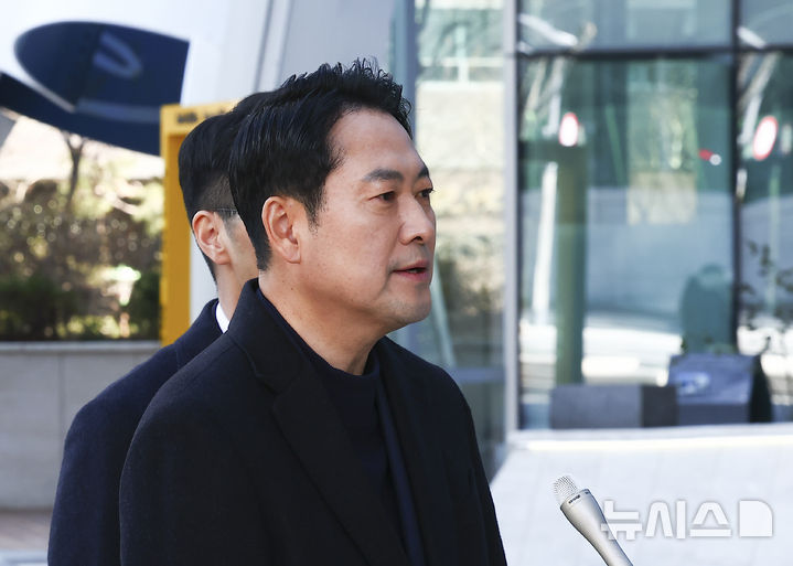 [서울=뉴시스] 김근수 기자 = 장동혁 국민의힘 당대표가 25일 서울 서초구 사랑의교회에서 진행된 성탄 예배를 마치고 취재진 질문에 답하고 있다. 2025.12.25. ks@newsis.com