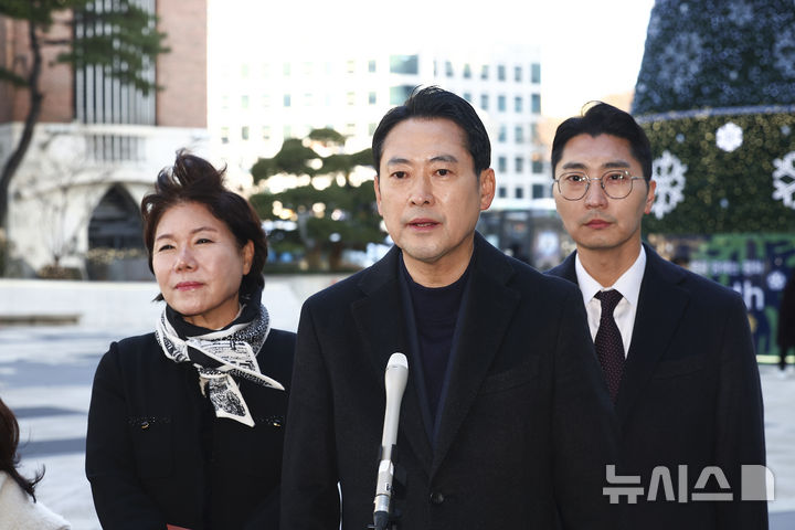 [서울=뉴시스] 김근수 기자 = 장동혁 국민의힘 당대표가 25일 서울 서초구 사랑의교회에서 진행된 성탄 예배를 마치고 취재진 질문에 답하고 있다. 2025.12.25. ks@newsis.com