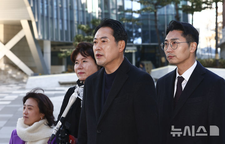 [서울=뉴시스] 김근수 기자 = 장동혁 국민의힘 당대표가 25일 서울 서초구 사랑의교회에서 진행된 성탄 예배를 마치고 취재진 질문에 답하고 있다. 2025.12.25. ks@newsis.com