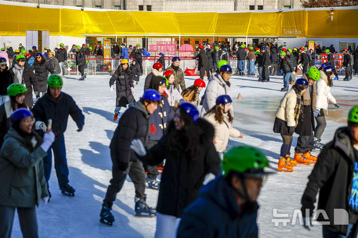 [서울=뉴시스] 정병혁 기자 = 크리스마스인 25일 서울 중구 서울광장 스케이트장을 찾은 시민들이 즐거운 시간을 보내고 있다. 2025.12.25. jhope@newsis.com