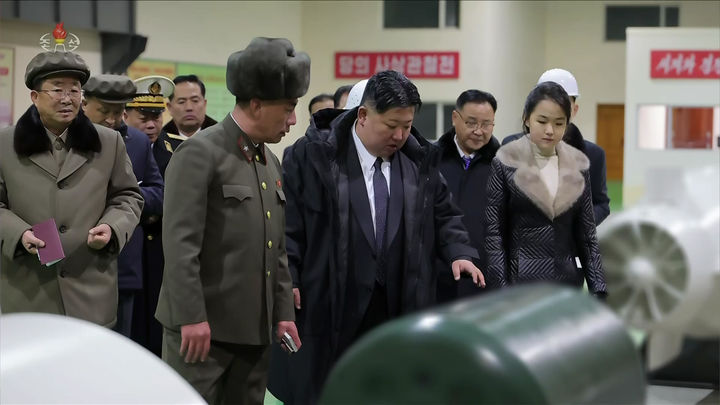 [서울=뉴시스] 김정은 북한 국무위원장이 지난 24일 8700t급 핵동력전략유도탄잠수함 건조사업을 현지지도 했다고 조선중앙TV가 25일 보도했다. (사진=조선중앙TV 캡처) 2025.12.25. photo@newsis.com *재판매 및 DB 금지