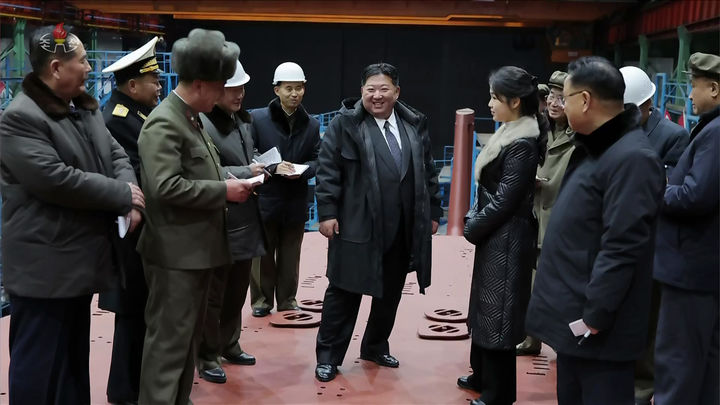 [서울=뉴시스] 김정은 북한 국무위원장이 지난 24일 8700t급 핵동력전략유도탄잠수함 건조사업을 현지지도 했다고 조선중앙TV가 25일 보도했다. (사진=조선중앙TV 캡처) 2025.12.25. photo@newsis.com *재판매 및 DB 금지