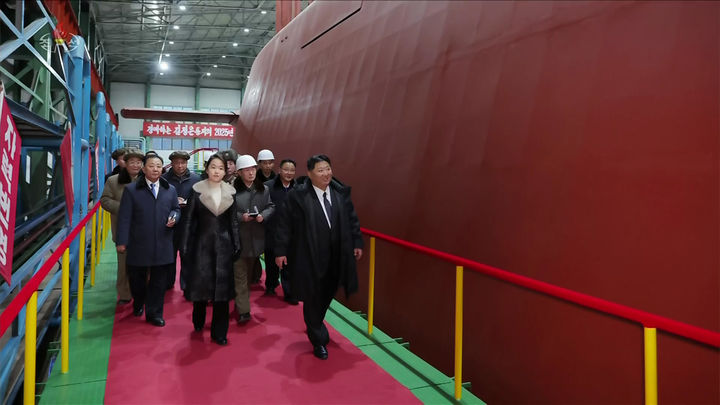 [서울=뉴시스] 김정은 북한 국무위원장이 지난 24일 8700t급 핵동력전략유도탄잠수함 건조사업을 현지지도 했다고 조선중앙TV가 25일 보도했다. (사진=조선중앙TV 캡처) 2025.12.25. photo@newsis.com *재판매 및 DB 금지