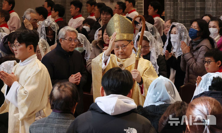[서울=뉴시스] 사진공동취재단 = 성탄절인 25일 서울 중구 명동대성당에서 성탄 대축일 낮 미사를 정순택 천주교 서울대교구 대주교가 집전하고 있다. 2025.12.25. photo@newsis.com