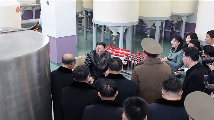 [서울=뉴시스] 김정은 국무위원장이 지난 24일 정평군 지방공업공장, 종합봉사소 준공식에 참석했다고 조선중앙TV가 25일 보도했다. (사진=조선중앙TV 캡처) 2025.12.25. photo@newsis.com *재판매 및 DB 금지