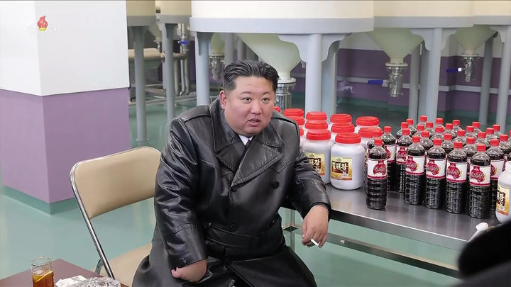 [서울=뉴시스] 김정은 국무위원장이 지난 24일 정평군 지방공업공장, 종합봉사소 준공식에 참석했다고 조선중앙TV가 25일 보도했다. (사진=조선중앙TV 캡처) 2025.12.25. photo@newsis.com *재판매 및 DB 금지