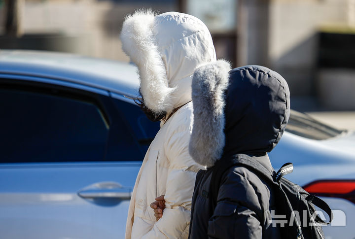 [서울=뉴시스] 정병혁 기자 = 영하권 추위를 보인 지난 25일 서울 종로구 광화문네거리에서 두꺼운 옷차림을 한 시민들이 이동하고 있다. 2025.12.25. jhope@newsis.com