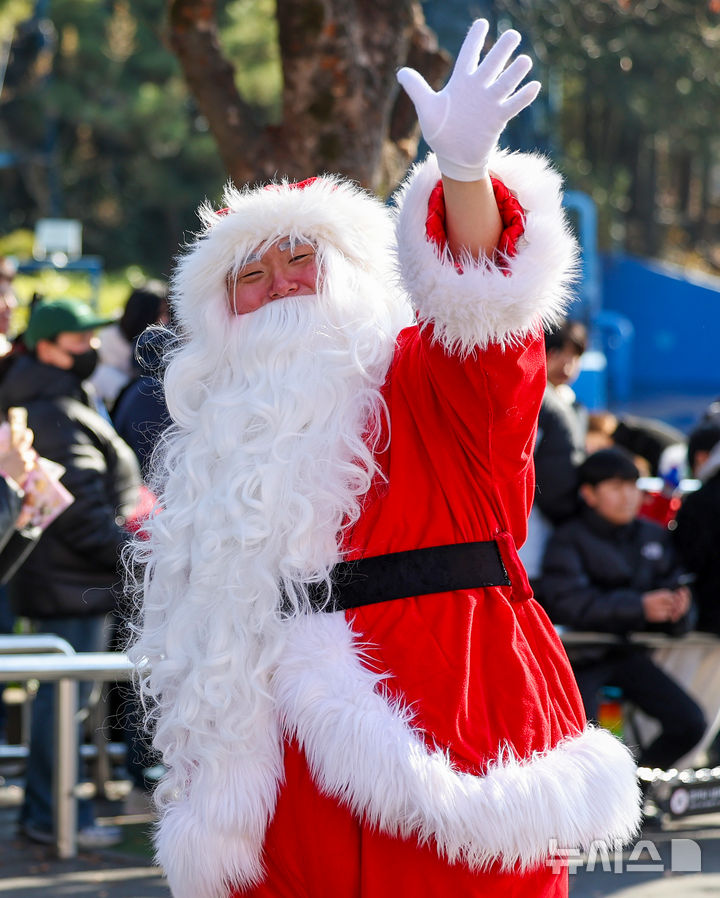 [대구=뉴시스] 이무열 기자 = 크리스마스인 25일 대구 달서구 이월드에서 연기자들이 크리스마스 퍼레이드를 선보이고 있다. 2025.12.25. lmy@newsis.com