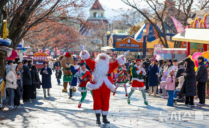 [대구=뉴시스] 이무열 기자 = 크리스마스인 25일 대구 달서구 이월드에서 연기자들이 크리스마스 퍼레이드를 선보이고 있다. 2025.12.25. lmy@newsis.com