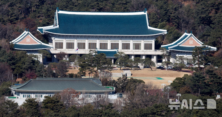 [서울=뉴시스] 추상철 기자 = 25일 오후 서울 종로구 청와대 본관 앞 국기 게양대에 태극기가 바람에 펄럭이고 있다.&nbsp; 대통령실 공식 명칭이 오는 29일부로 청와대로 바뀌며 대통령을 상징하는 봉황기는 29일 0시부로 청와대에 게양된다. 2025.12.25. scchoo@newsis.com