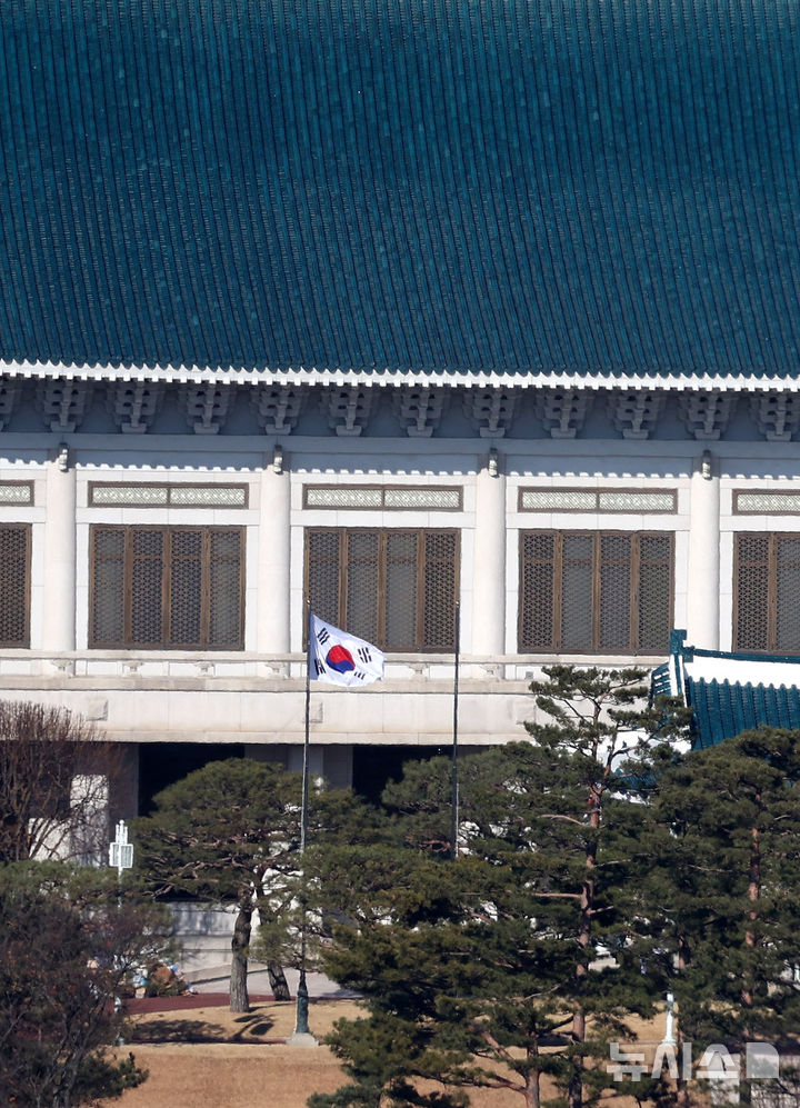 [서울=뉴시스] 추상철 기자 = 25일 오후 서울 종로구 청와대 본관 앞 국기 게양대에 태극기가 바람에 펄럭이고 있다.&nbsp; 대통령실 공식 명칭이 오는 29일부로 청와대로 바뀌며 대통령을 상징하는 봉황기는 29일 0시부로 청와대에 게양된다. 2025.12.25. scchoo@newsis.com