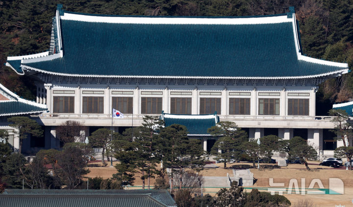 [서울=뉴시스] 추상철 기자 = 25일 오후 서울 종로구 청와대 본관 앞 국기 게양대에 태극기가 바람에 펄럭이고 있다.&nbsp; 대통령실 공식 명칭이 오는 29일부로 청와대로 바뀌며 대통령을 상징하는 봉황기는 29일 0시부로 청와대에 게양된다. 2025.12.25. scchoo@newsis.com