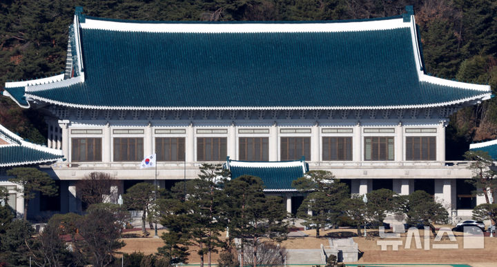 [서울=뉴시스] 추상철 기자 = 25일 오후 서울 종로구 청와대 본관 앞 국기 게양대에 태극기가 바람에 펄럭이고 있다.&nbsp; 대통령실 공식 명칭이 오는 29일부로 청와대로 바뀌며 대통령을 상징하는 봉황기는 29일 0시부로 청와대에 게양된다. 2025.12.25. scchoo@newsis.com