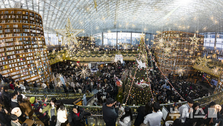 [서울=뉴시스] 김근수 기자 = 25일 서울 강남구 코엑스 별마당 도서관에서 시민들이 크리스마스 트리를 구경하고 있다. 2025.12.25. ks@newsis.com