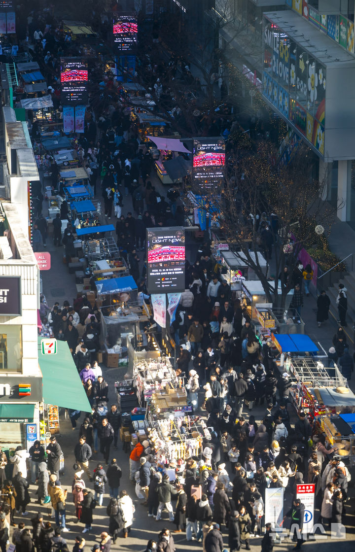[서울=뉴시스] 정병혁 기자 = 크리스마스인 25일 서울 중구 명동이 시민들로 붐비고 있다. 2025.12.25. jhope@newsis.com