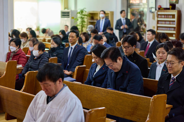 [서울=뉴시스] 최동준 기자 = 이재명 대통령과 김혜경 여사가 25일 인천 계양구 해인교회에서 열린 성탄예배에 참석해 기도하고 있다. (사진=대통령실 제공) 2025.12.25. photo@newsis.com *재판매 및 DB 금지