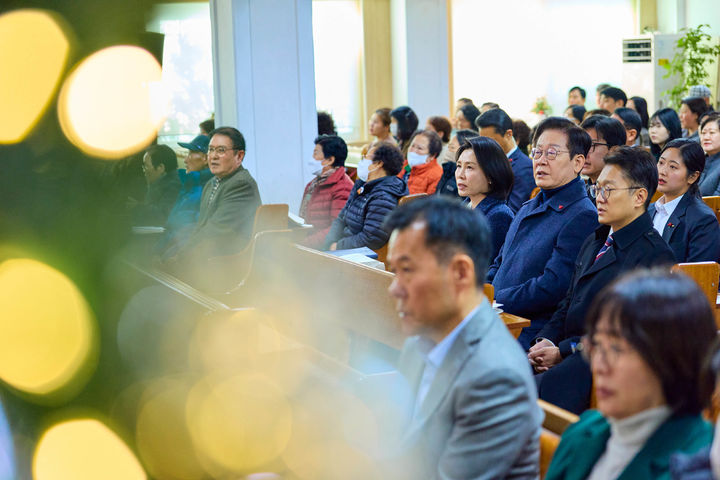 [서울=뉴시스] 최동준 기자 = 이재명 대통령과 김혜경 여사가 25일 인천 계양구 해인교회에서 열린 성탄예배에 참석해 있다. (사진=대통령실 제공) 2025.12.25. photo@newsis.com *재판매 및 DB 금지