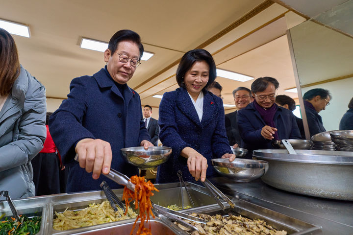 [서울=뉴시스] 최동준 기자 = 이재명 대통령과 김혜경 여사가 25일 인천 계양구 해인교회에서 열린 성탄예배를 마친 뒤 교회 식당에서 비빔밥 오찬을 위해 반찬을 담고 있다. (사진=대통령실 제공) 2025.12.25. photo@newsis.com *재판매 및 DB 금지