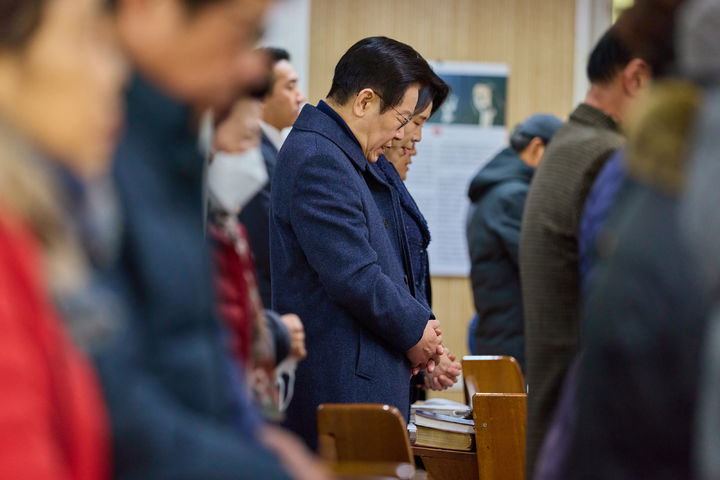 [서울=뉴시스] 최동준 기자 = 이재명 대통령과 김혜경 여사가 25일 인천 계양구 해인교회에서 열린 성탄예배에 참석해 기도하고 있다. (사진=대통령실 제공) 2025.12.25. photo@newsis.com *재판매 및 DB 금지