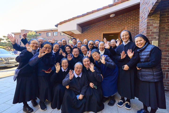 [서울=뉴시스] 최동준 기자 = 이재명 대통령과 김혜경 여사가 25일 인천 계양구 노틀담 수녀원을 방문해 수녀들과 성탄 인사를 나누며 기념촬영을 하고 있다. (사진=대통령실 제공) 2025.12.25. photo@newsis.com *재판매 및 DB 금지