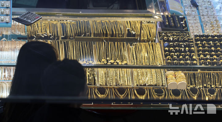 [서울=뉴시스] 권창회 기자 = 금과 은 등 귀금속 가격이 사상 최고치를 경신한 가운데 25일 서울 종로구 귀금속 상가에 금 장신구가 진열되어 있다. 국제 금 현물가격은 최근 온스당 4525달러라는 사상 최고치를 경신한 이후 조정에 들어갔다. 은 현물 가격도 최근 온스당 72.2310달러를 기록했다. 올해 은값 상승률은 137%에 이른다. 2025.12.25. kch0523@newsis.com