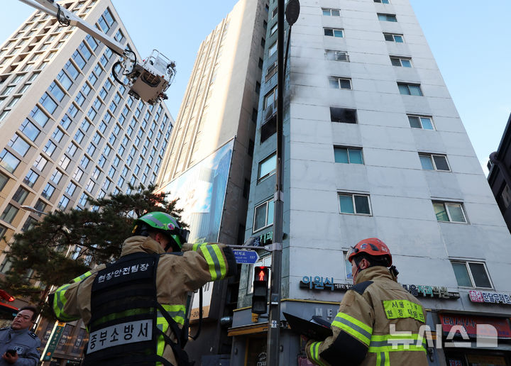 [서울=뉴시스] 김근수 기자 = 25일 서울 중구 충무로역 인근 건물에서 발생한 화재로 출동한 소방대원이 진화작업을 하고 있다. 2025.12.25. ks@newsis.com