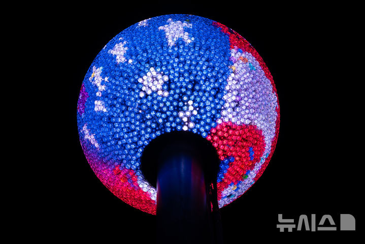 [사진=AP/뉴시스] 새해를 맞는 2026년 미국 뉴욕 타임스스퀘어에는 미국 건국 250주년을 기념하는 성조기 색깔의 크리스털 볼이 밤하늘을 수놓는다. (사진=아메리카250 제공) 2025.12.29.