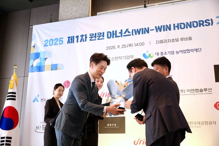 [서울=뉴시스] 2025년도 제1차 윈윈 아너스 기념패 수여식. (사진=중소벤처기업부 제공) 2025.12.29. photo@newsis.com *재판매 및 DB 금지