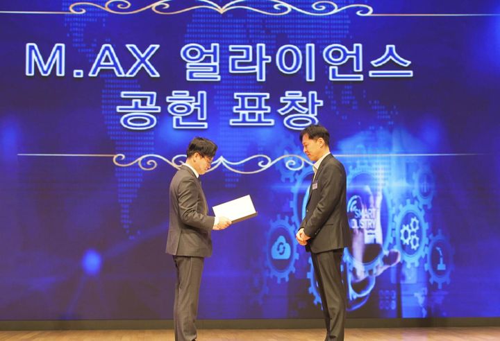 지난 24일 서울 대한상공회의소에서 개최된 ‘M.AX 얼라이언스 제1차 총회’ 시상식에서 (오른쪽)변지웅 폴라리스AI 부사장이 기념 사진을 촬영하고 있다. (사진=폴라리스AI) *재판매 및 DB 금지