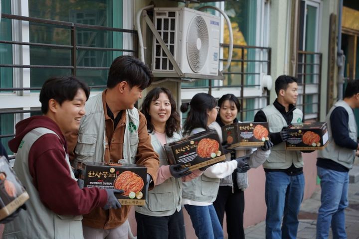 [서울=뉴시스] 엔터프라이즈 솔루션 전문기업 영림원소프트랩 연말을 맞아 김장나눔 봉사활동과 보육원 아동을 위한 크리스마스 선물 전달 등 사회공헌 활동을 전개했다. (사진=영림원소프트랩 제공) *재판매 및 DB 금지