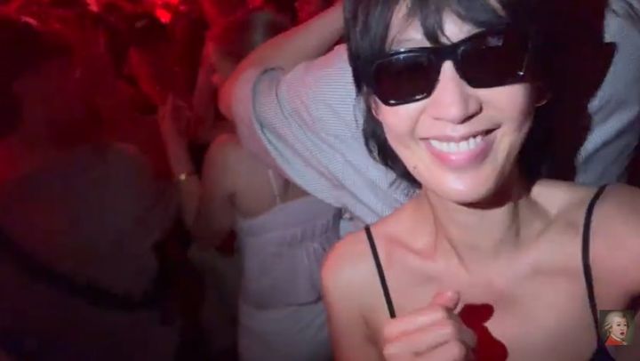 [뉴시스]모델 겸 방송인이 발리 클럽에 가서 춤을 추는 모습. (사진 = 공부왕찐천재 홍진경 유튜브 캡처) *재판매 및 DB 금지