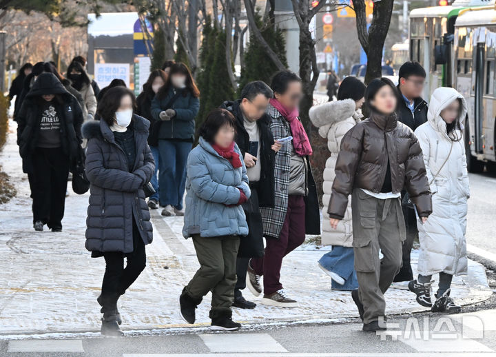 [광주=뉴시스] 이현행 기자= 밤사이 눈이 쌓이는 등 세밑 한파가 찾아온 26일 오전 광주 서구 치평동 광주시청 앞에서 출근길에 나선 시민들이 길을 건너고 있다. 2025.12.26. lhh@newsis.com