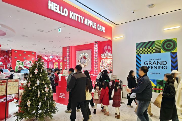 [부산=뉴시스] 부산 신세계 센텀시티 몰 헬로키티 애플카페. (사진=신세계 제공) 2025.12.26. photo@newsis.com&nbsp; *재판매 및 DB 금지