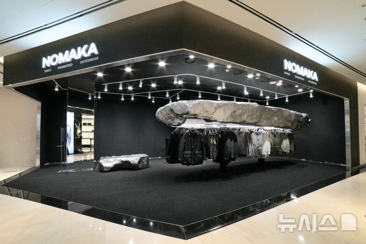 [서울=뉴시스] 신라면세점이 스위스 아웃도어 브랜드 노마카의 팝업 매장을 서울·제주점에 선보인다고 26일 밝혔다. 아시아 최초 사례로 팝업 매장은 서울·제주점 1층에서 다음 해 3월 말까지 운영한다. 사진은 노마카 팝업 매장 이미지. (사진=호텔신라 제공) 2025.12.26. photo@newsis.com