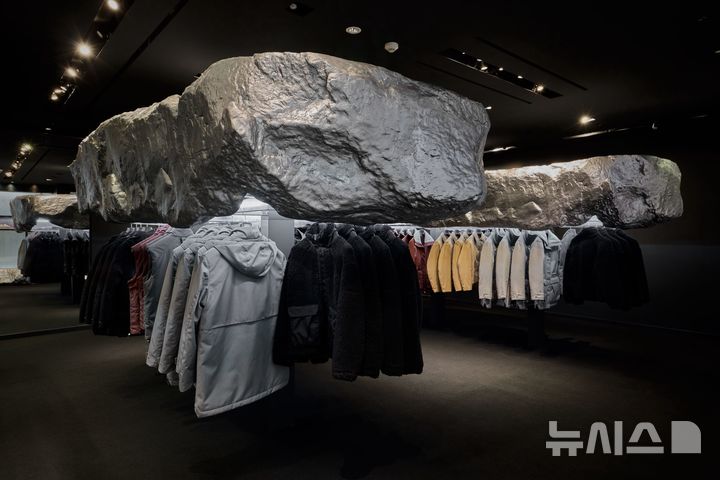 [서울=뉴시스] 신라면세점이 스위스 아웃도어 브랜드 노마카의 팝업 매장을 서울·제주점에 선보인다고 26일 밝혔다. 아시아 최초 사례로 팝업 매장은 서울·제주점 1층에서 다음 해 3월 말까지 운영한다. 사진은 노마카 팝업 매장 이미지. (사진=호텔신라 제공) 2025.12.26. photo@newsis.com 