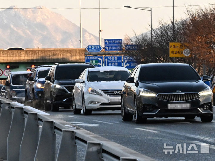 [광주=뉴시스] 이현행 기자 = 밤사이 눈이 쌓이는 등 세밑 한파가 찾아온 26일 오전 광주 서구 치평동 상무교에서 출근길에 나선 차량들이 정차해 있다. 2025.12.26. lhh@newsis.com