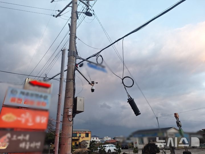 [제주=뉴시스] 강풍주의보가 내려진 25일 오후 제주시 한림읍에서 강풍에 의해 통신선이 늘어져 소방당국이 수습에 나서고 있다. (사진=제주소방안전본부 제공) 2025.12.26. photo@newsis.com 