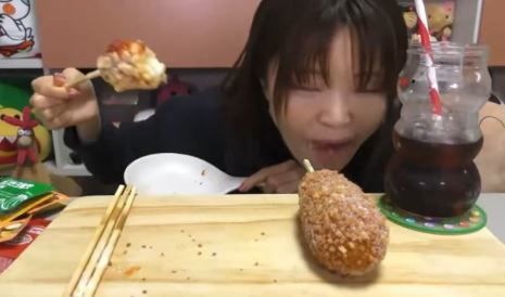 구독자 약 85만 명을 보유한 한 먹방 유튜버가 영상 촬영 도중 음식을 뱉는 장면이 노출되며 논란에 휩싸였다. (사진= X 캡처) *재판매 및 DB 금지