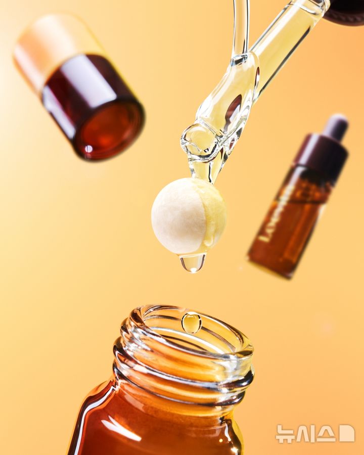 [서울=뉴시스] 생활뷰티기업 애경산업은 비타민 안티에이징 브랜드 '로에비타(Loevita)'를 론칭한다고 26일 밝혔다. 로에비타는 '피부 본질에 집중하다'는 브랜드 미션을 바탕으로 피부에 필요한 비타민의 본질을 보다 깊이 있게 전달하는 데 초점을 맞춘 비타민 안티에이징 브랜드다. 사진은 멜라이트 비타민 앰플 에센스 연출 이미지. (사진=애경산업 제공) 2025.12.26. photo@newsis.com