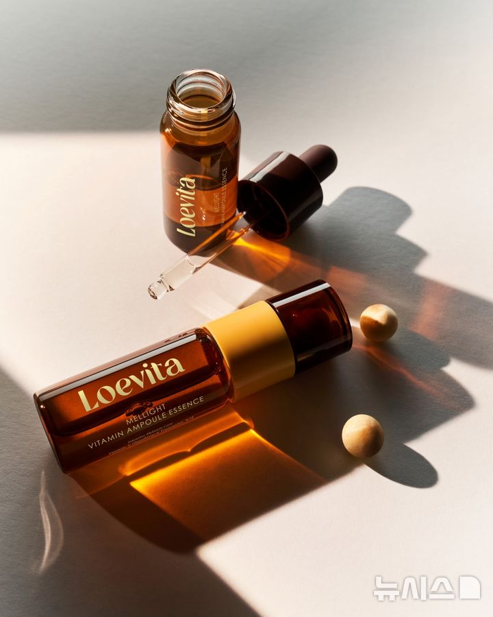 [서울=뉴시스] 생활뷰티기업 애경산업은 비타민 안티에이징 브랜드 '로에비타(Loevita)'를 론칭한다고 26일 밝혔다. 로에비타는 '피부 본질에 집중하다'는 브랜드 미션을 바탕으로 피부에 필요한 비타민의 본질을 보다 깊이 있게 전달하는 데 초점을 맞춘 비타민 안티에이징 브랜드다. 사진은 멜라이트 비타민 앰플 에센스 연출 이미지. (사진=애경산업 제공) 2025.12.26. photo@newsis.com 
